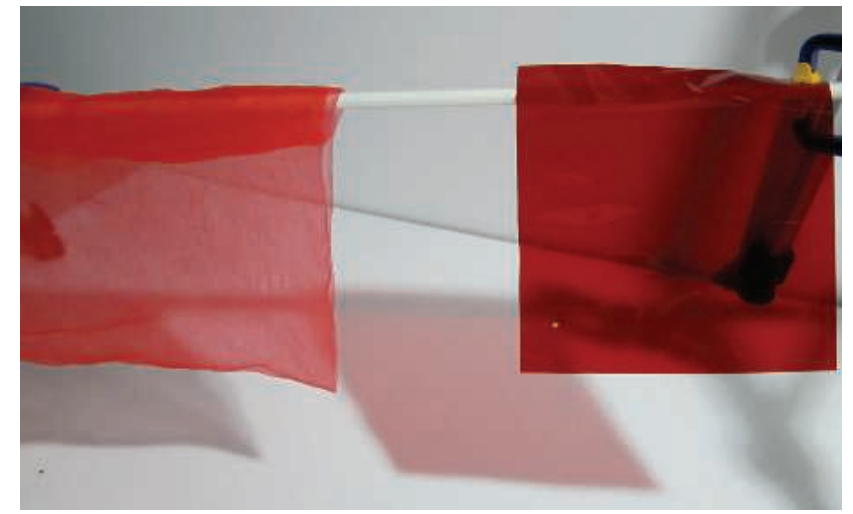 图5.32：左侧是一个红色的方形布料，右侧是一个红色的塑料滤镜，二者的透明效果是完全不同的。请注意观察二者阴影效果的不同。