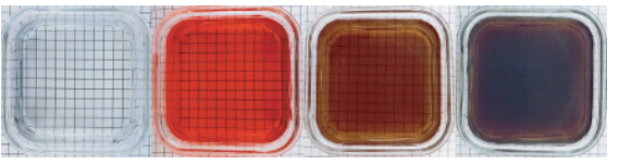 图9.5：四个装有不同吸收性质液体的小容器。从左到右分别是：纯净水，石榴汁，茶，咖啡。