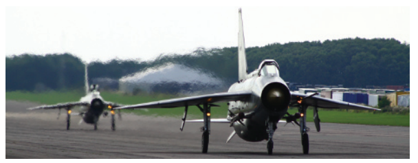 图9.10：一个由于折射率逐渐变化而导致光路弯曲的例子，图中所展示的情况是由温度变化引起的。