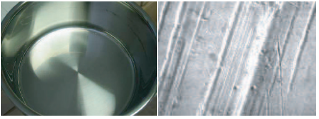 图9.26：左边是一个各向异性的表面（拉丝金属），请注意反射的定向模糊。右图是一个相似表面的显微照片，请注意表面细节的方向性。